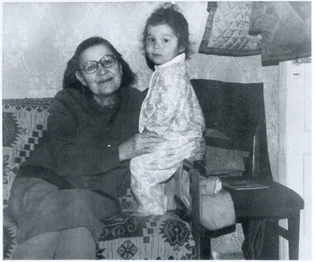Елена Владимировна Мухина с внучатой племянницей, 1986 год