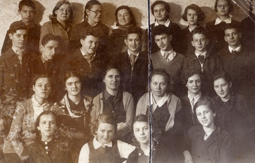 1941 год. После окончания 8-го класса. Третья слева в верхнем ряду Лена Мухина.
