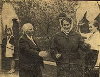 Елена Николаевна Кошевая(справа) разрезает ленточку:Аллея героев-молодогвардейцев открыта