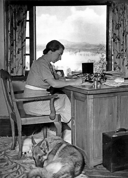 Румер Годден в своём кабинете в Кашмире, 1942