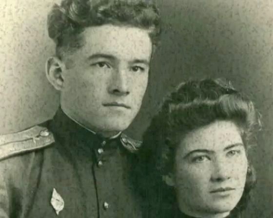 Курсант Лев Пичуриной с молодой женой Рогнедой