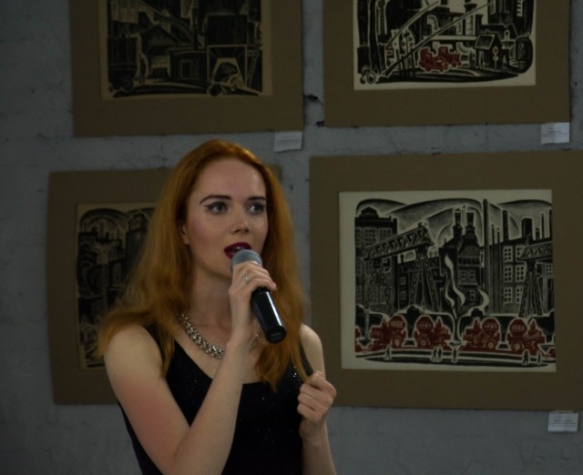 Стефания Данилова читает стихи в Художественной галерее "Ростов"