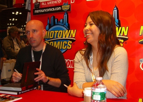 Вон и Степлз подписывают книги для фанатов на стенде Midtown Comics в 2012 году на New York Comic Con.