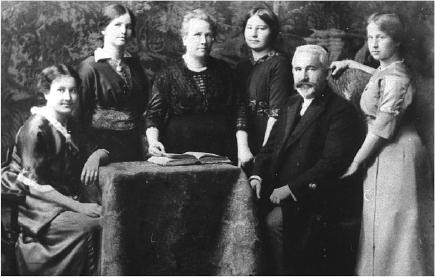 Семейное фото:  Эмиль Крепелин с женой Инной и четырьмя дочерьми