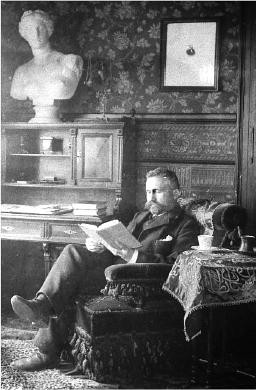 Эмиль Крепелин в своем рабочем кабинете