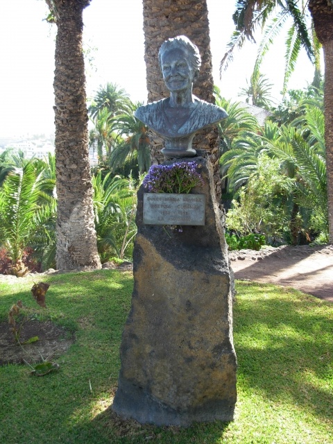Памятник поэтессе в Пуэрто-де-ла-Крус