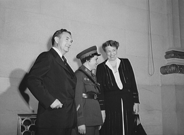 Дж. Р. Джексон, первая леди Э. Рузвельт и Л. Павличенко в ходе выступления в Вашингтоне