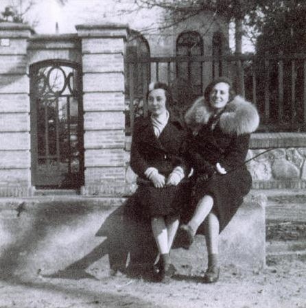 Вера Орлова с дочерью Мариной, 1937