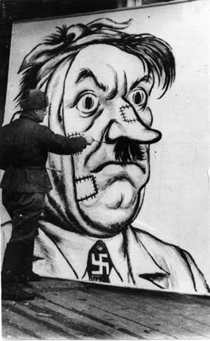 С. Телингатер рисует карикатурный портрет Гитлера