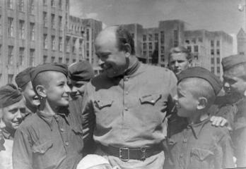 Советский офицер, орденоносец Э.С.Соколовский со своими сыновьями Володей и Кимой