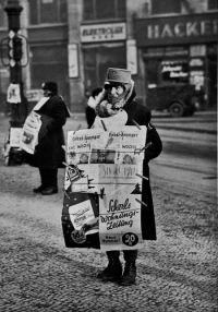 Неизвестный фотограф. Уличный продавец газет зимой. 1927 г.