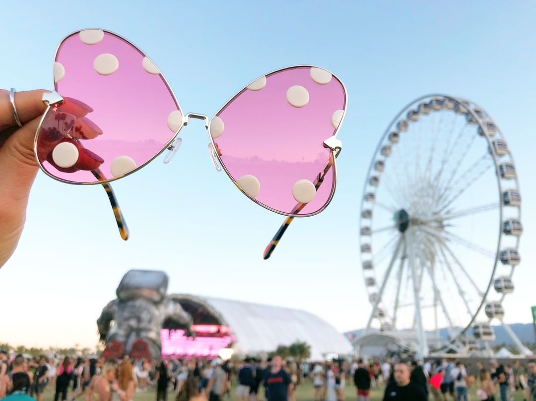 Розовые очки что значит. Розовые очки. Жизнь через розовые очки. Розовые очки мир. Сквозь розовые очки.