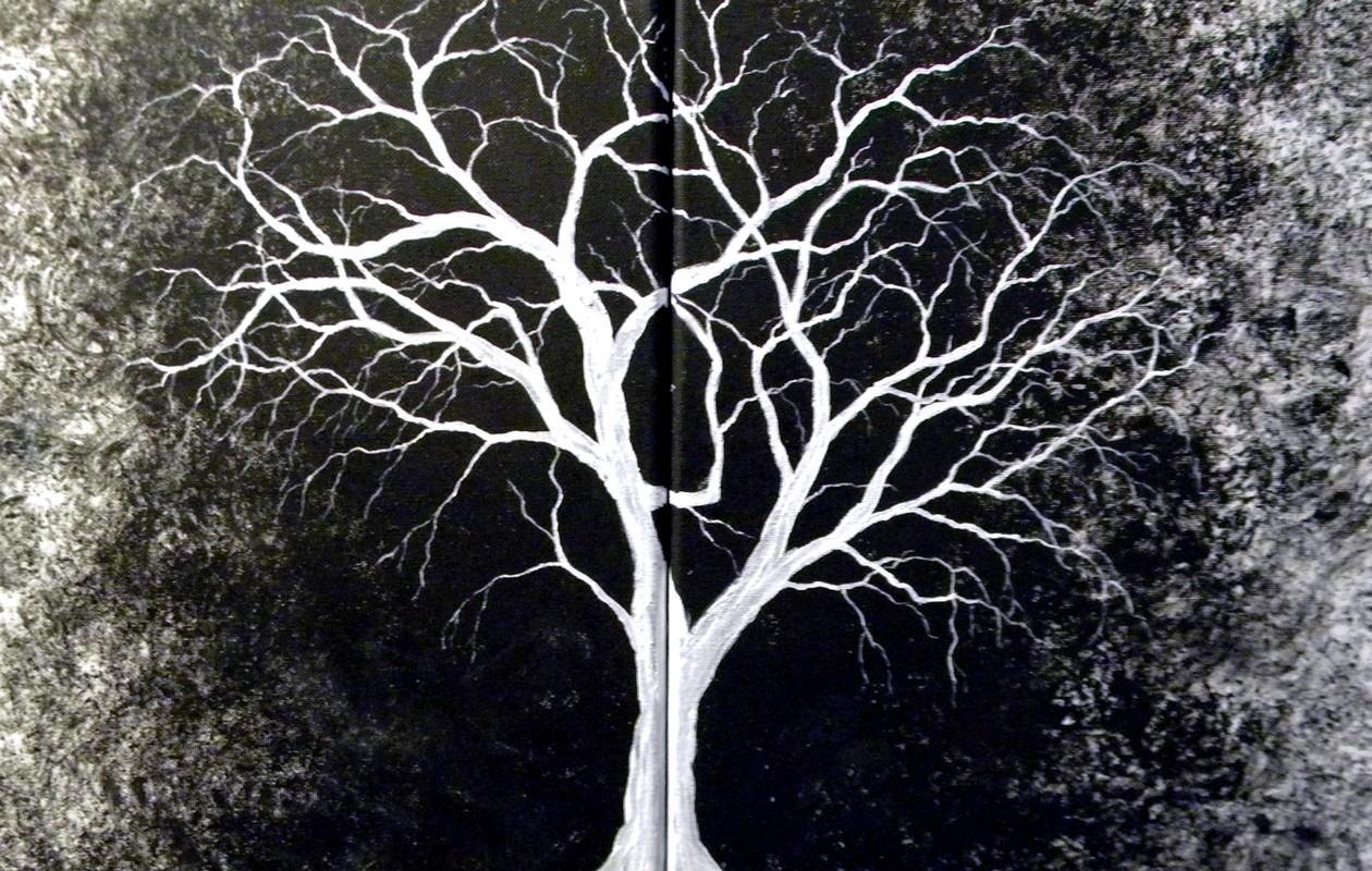 Рисунок черно белой краской. Сухое дерево арт. Дерево с черным стволом. Дерево тёмное живопись. Дерево на черном фоне белой краской.
