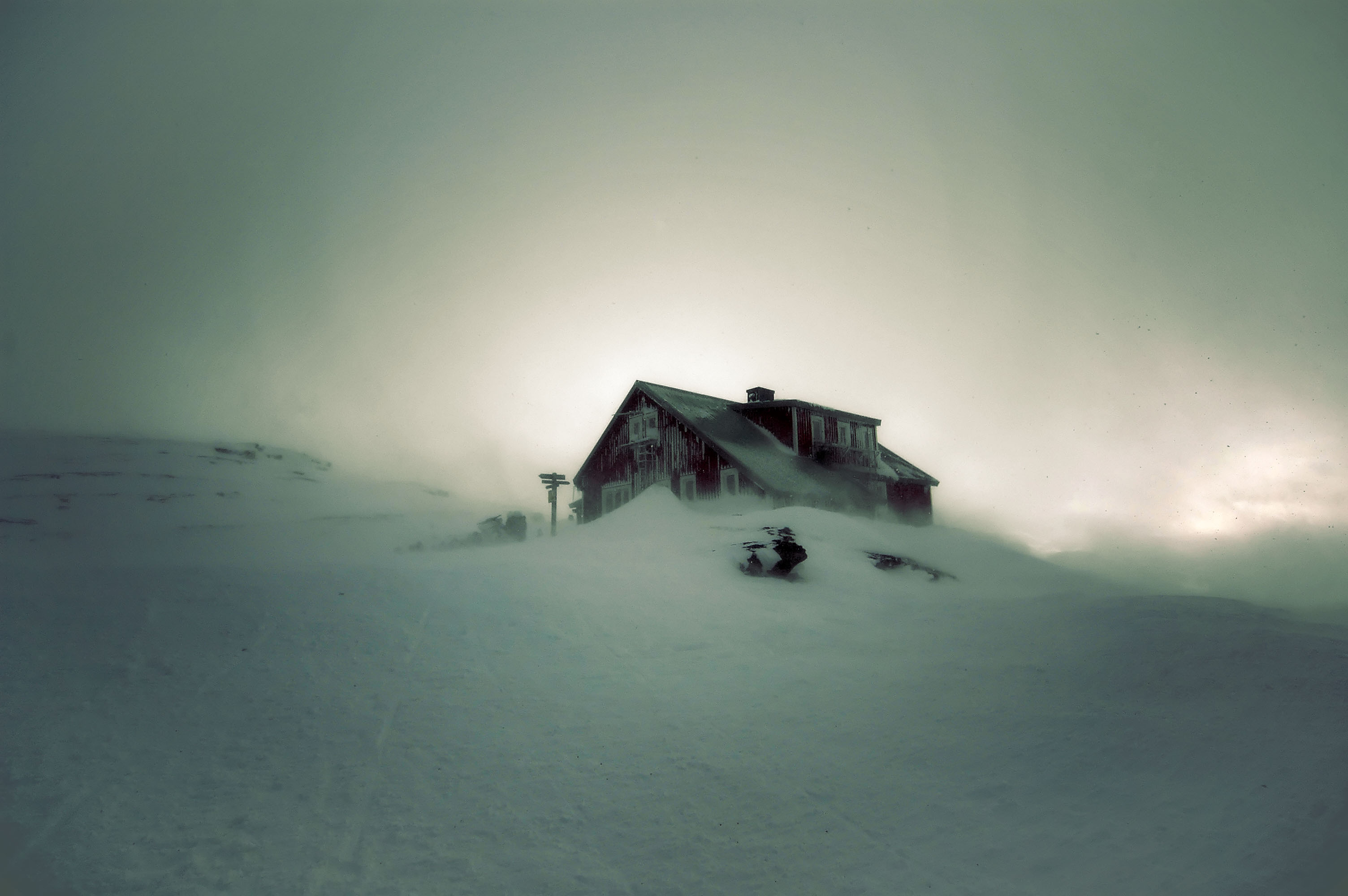 Квартиры в пурге. Одинокий дом. Заброшенный дом в горах. Метель домик. Хижина в снегу.