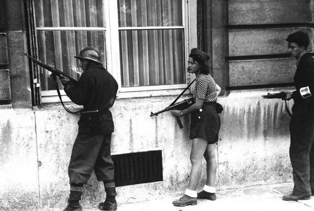 Симона Сегуин - 18-летняя девочка - боец сопротивления во время освобождения Парижа, 19 августа 1944 года