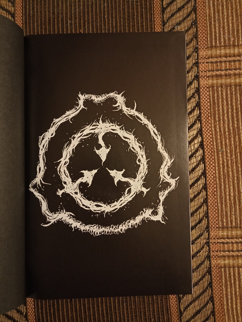 Scp foundation книга. SCP артбук. SCP книга. Дуксин Андрей SCP Foundation. SCP коллекционное издание.