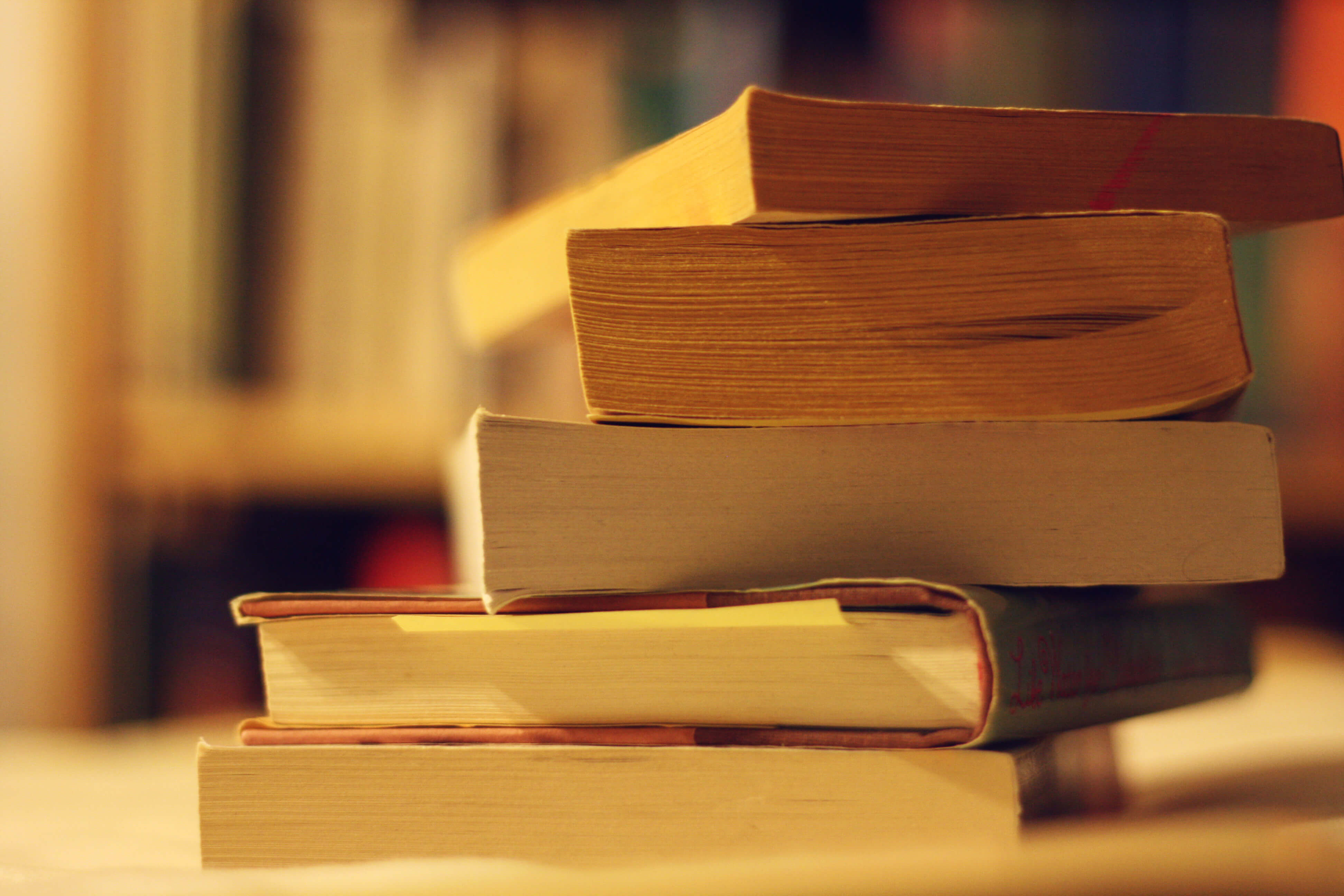 Книги лежат друг на друге. Стопка книг. Стол «книга». Изображение книги. Красивая стопка книг.