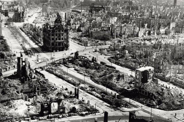 Дрезден был снесен бомбардировками полностью за два дня в феврале 1945 года