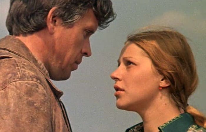 Ұстап, трахается порно онлайн біздікі Көптеген қаралар қызды барлық тесіктерде трахает