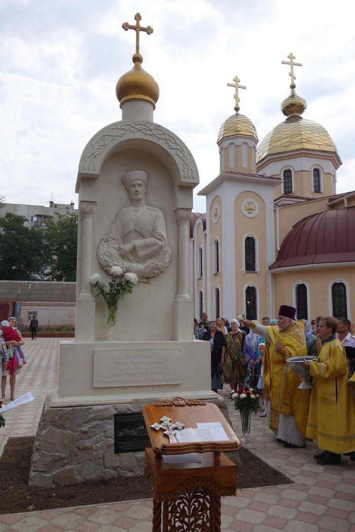 Ростов памятник врангелю. Памятник Врангелю в Керчи. Керчь памятник барону Врангелю. Памятник Петру Врангелю. Памятник генералу Врангелю.