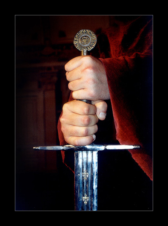Я продолжу рубить мечом и без руки. Меч в руке. Держит меч. Рука держит меч. Человек с мечом в руках.
