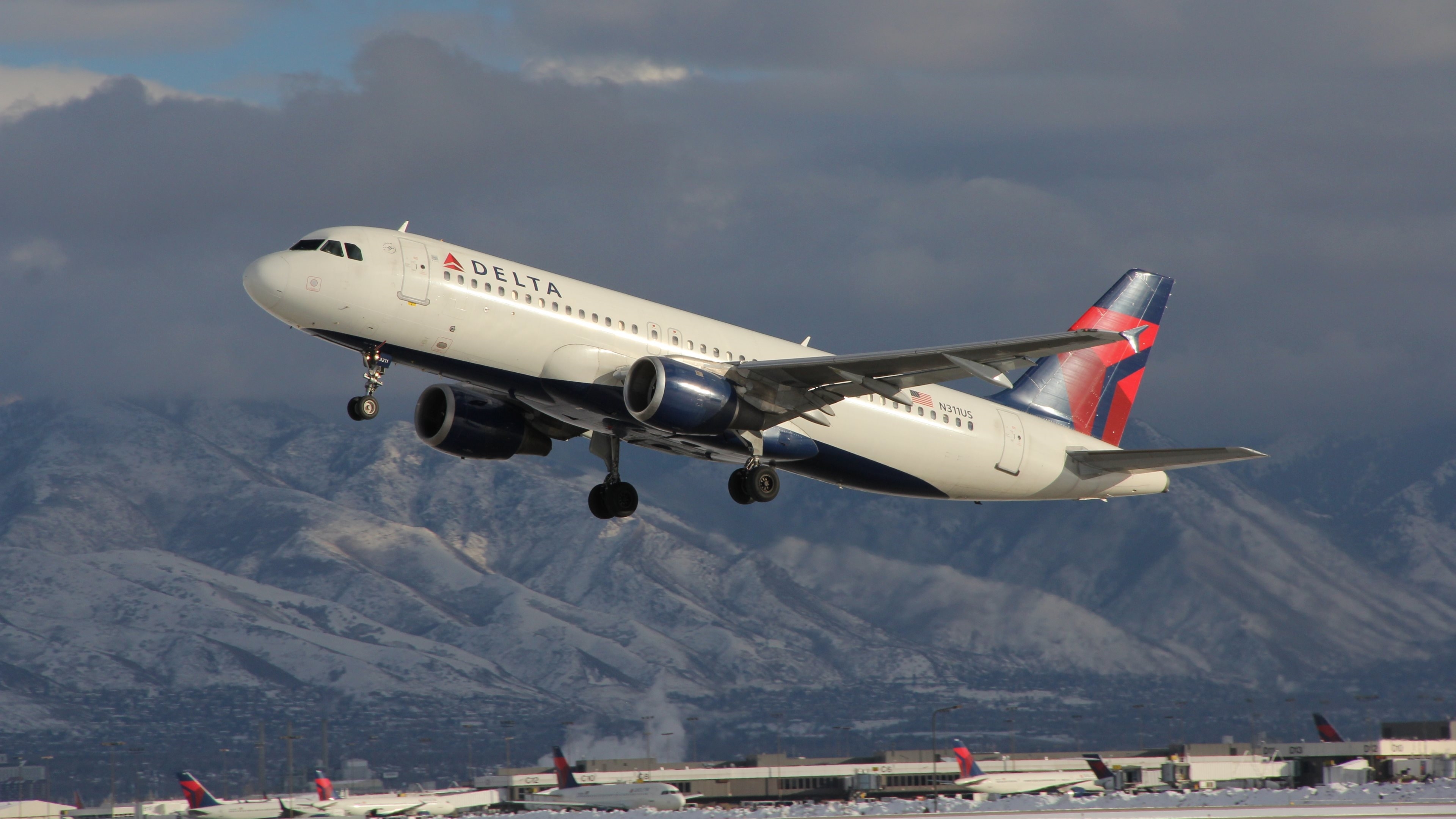 Аэробус а320. Самолёт Airbus a320. Воздушного судна Airbus a320. Аэробус 320 взлет. Самолет Эрбас а 320.