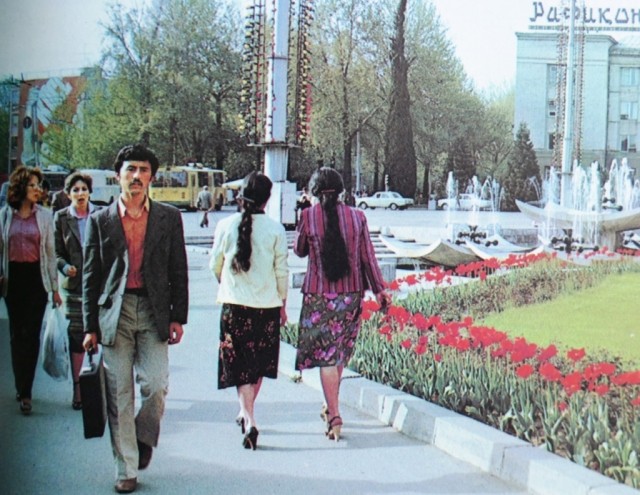 На площади им. Ленина. Душанбе, апрель 1980 года.
