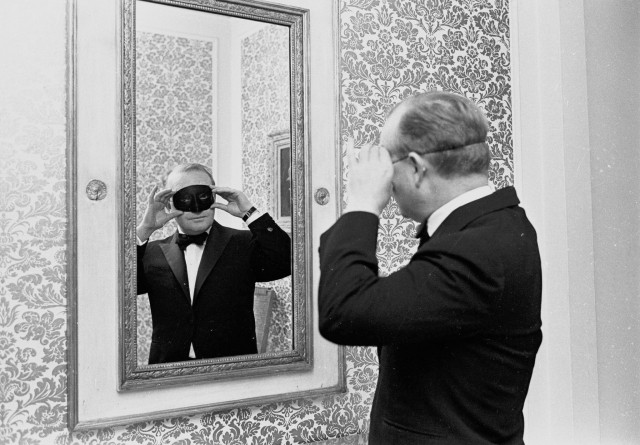 Трумен Капоте говорил, что заплатил 39 центов за маску, которую он носил на своем Черно-белом Балу в 1966. Credit Barton Silverman/The New York Times