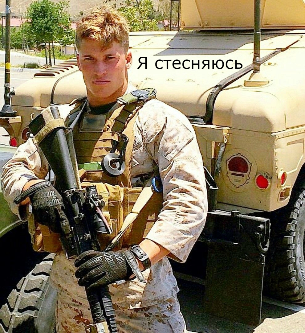 Молодой человек в военной форме