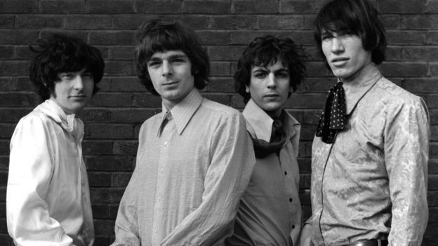 Участники группы Pink Floyd (слева направо): Ник Мейсон, Рик Райт, Сид Барретт и Роджер Уотерс, 1967 г.