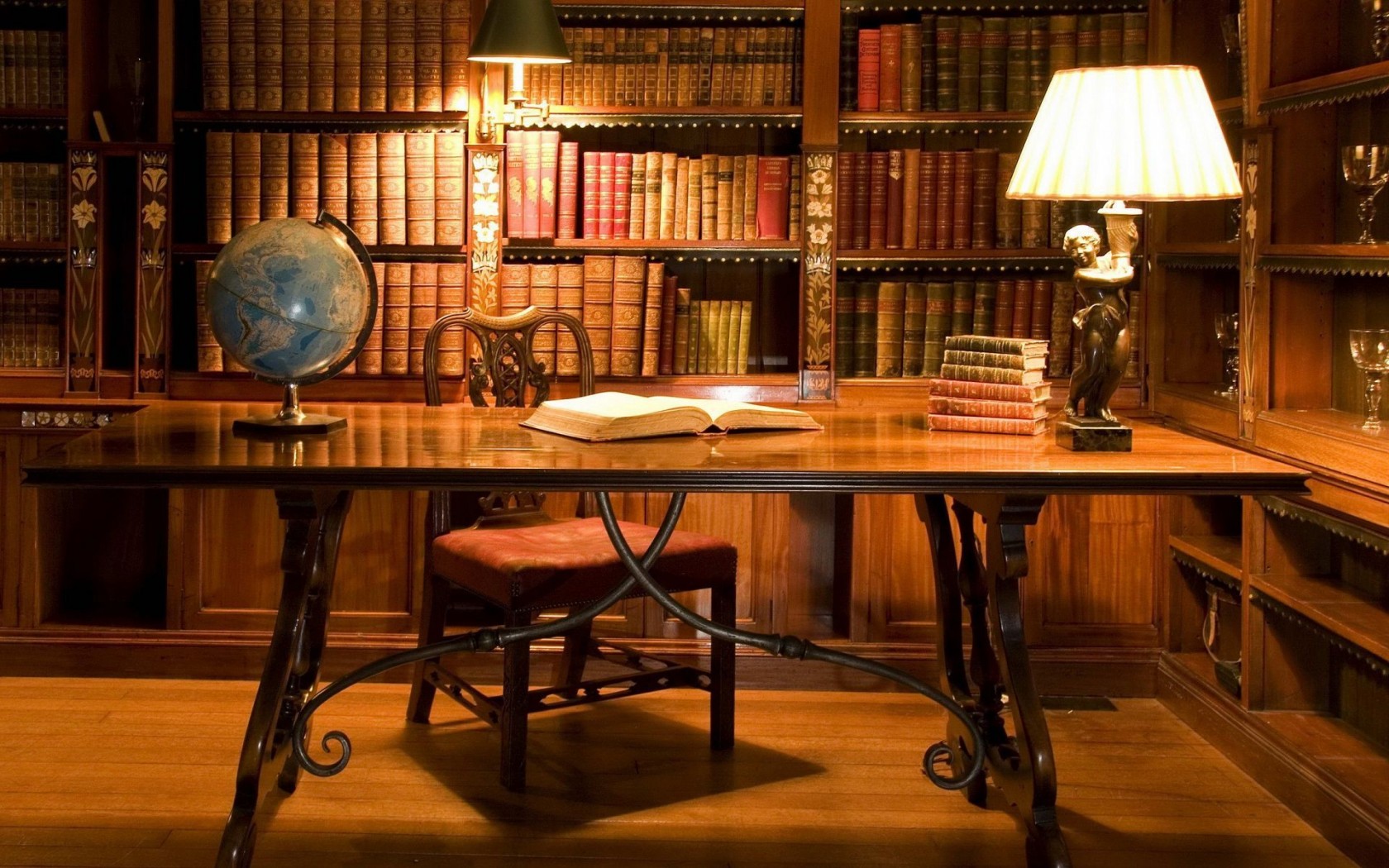 Книга лежит в шкафу. Книжный стол. Библиотека. 100 Лучших книг всех времен и народов. Кабинет в стиле ретро.