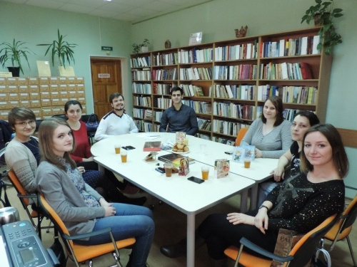 За почти круглым столом собрались (слева направо):  march_emily