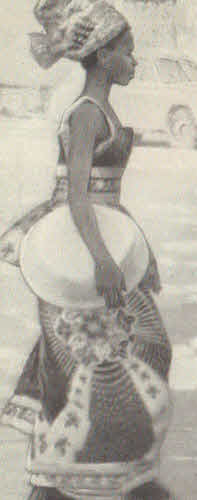 Девушка гвинейка на улице Конакри