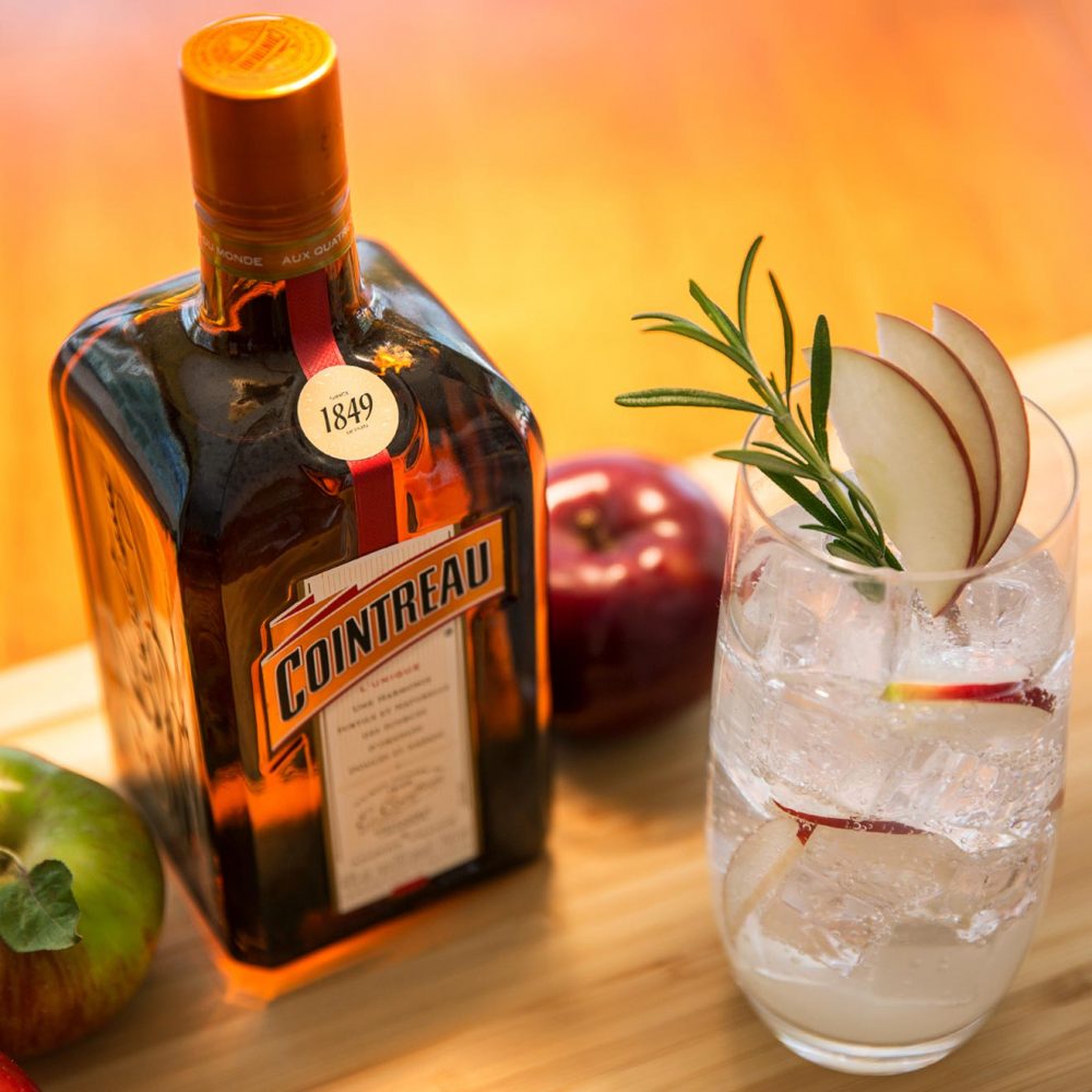 Alcohol 40. Апельсиновый ликер Cointreau. Купнтро ликер апельсин. Цитрусовый ликер Куантро. Бейлиз Калуа и Куантро.