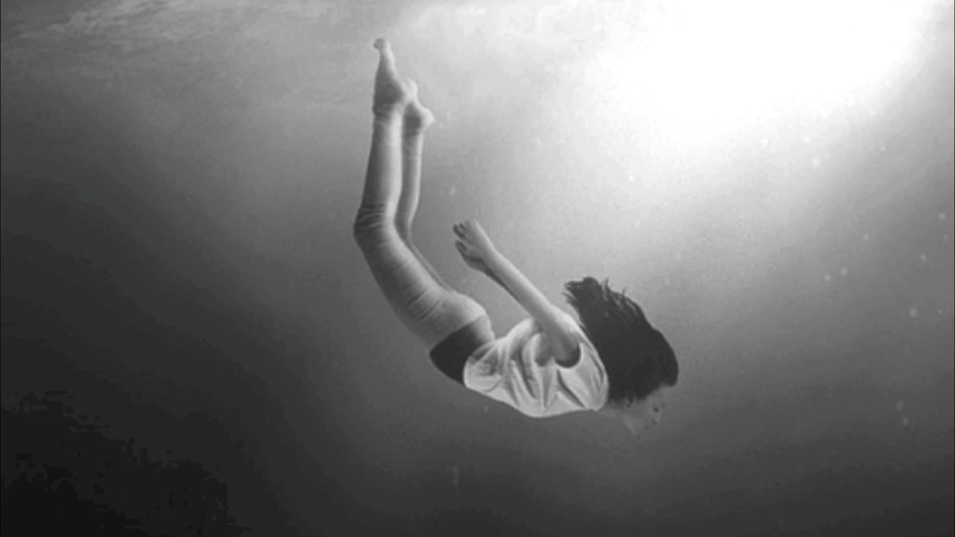 Тонуть во сне к чему это. Дыши под водой. Парень плывет под водой. Сон под водой. К чему снится под водой.