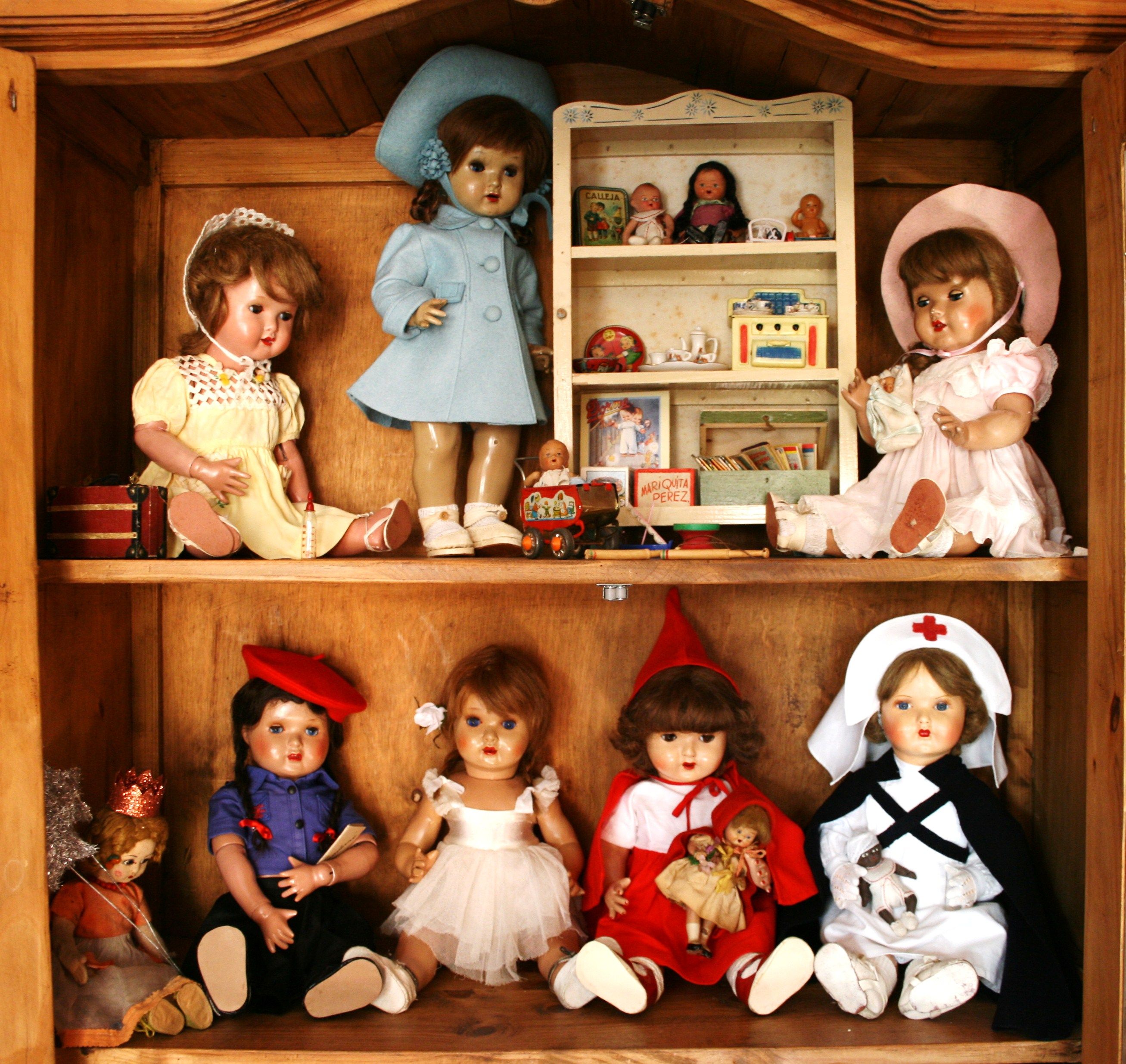 Много игрушек кукол. Полки для кукол. Витрина для кукол. Винтажные куклы. Полка с винтажными куклами.