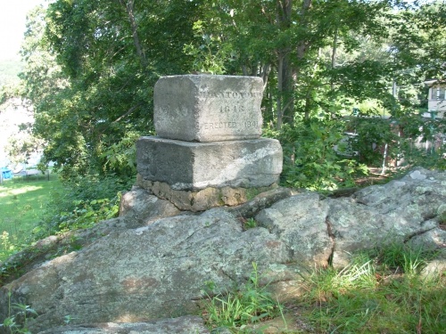 Памятник Миантонимо, расположенный в городе Норвич, штат Коннектикут