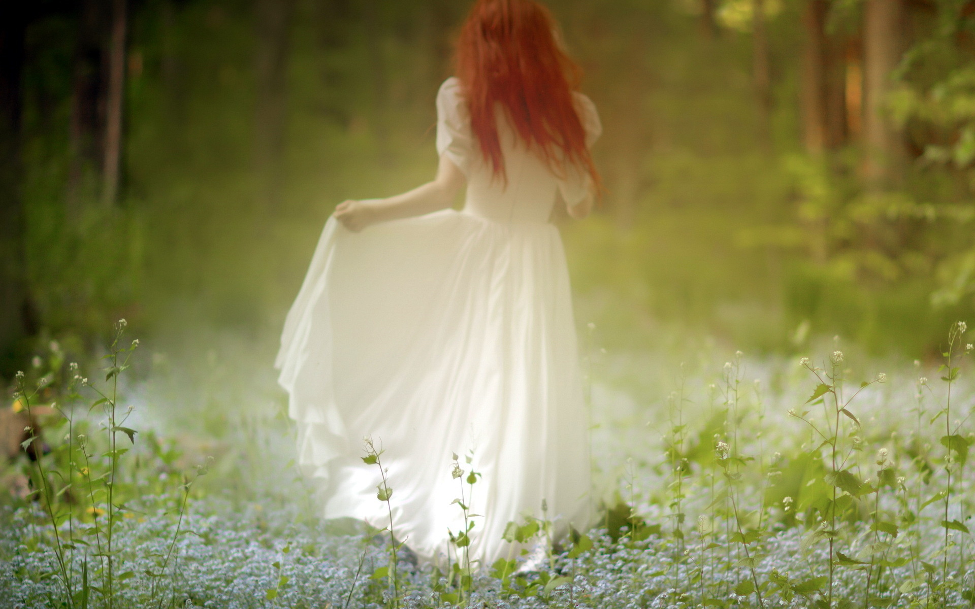 Девушка в лесу белое платье загрузить