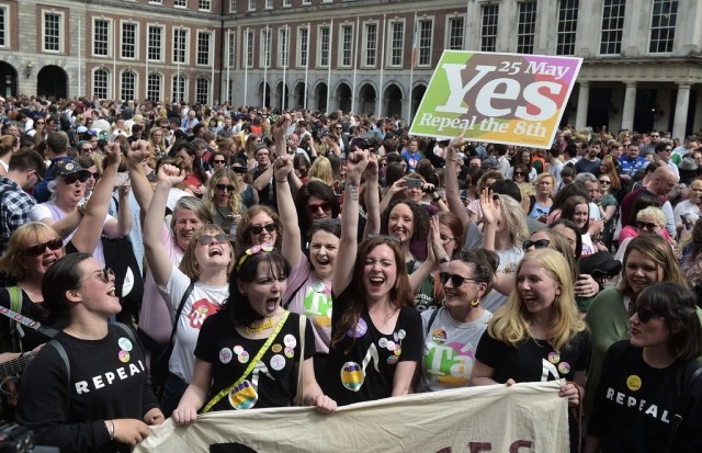 Ирландия в мае проголосовала за отмену запрета на аборты. Руни говорит, что хотела отдать свой голос с пятнадцати лет.