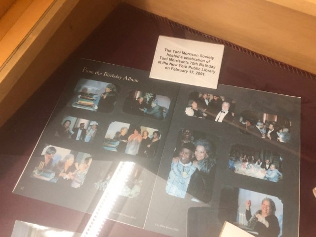 Фотоальбом, посвящённый празднованию семидесятилетия Тони Моррисон, помещённый под стекло (Надпись на фото: 17 февраля 2001 года участники литературного кружка им. Тони Моррисон (The Toni Morrison Soc