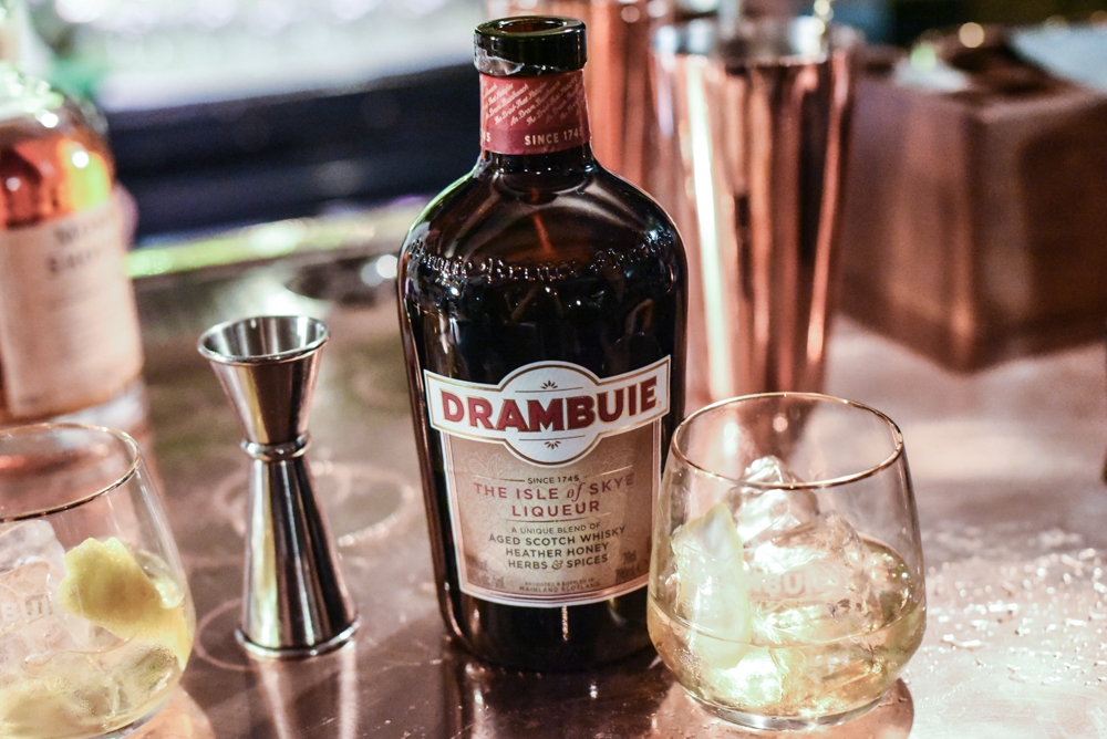 Известные ликеры. Виски ликер Драмбуи. Drambuie 40%. Ликер крепкий "Драмбуи". Ликер "Drambuie", 0.7 л.