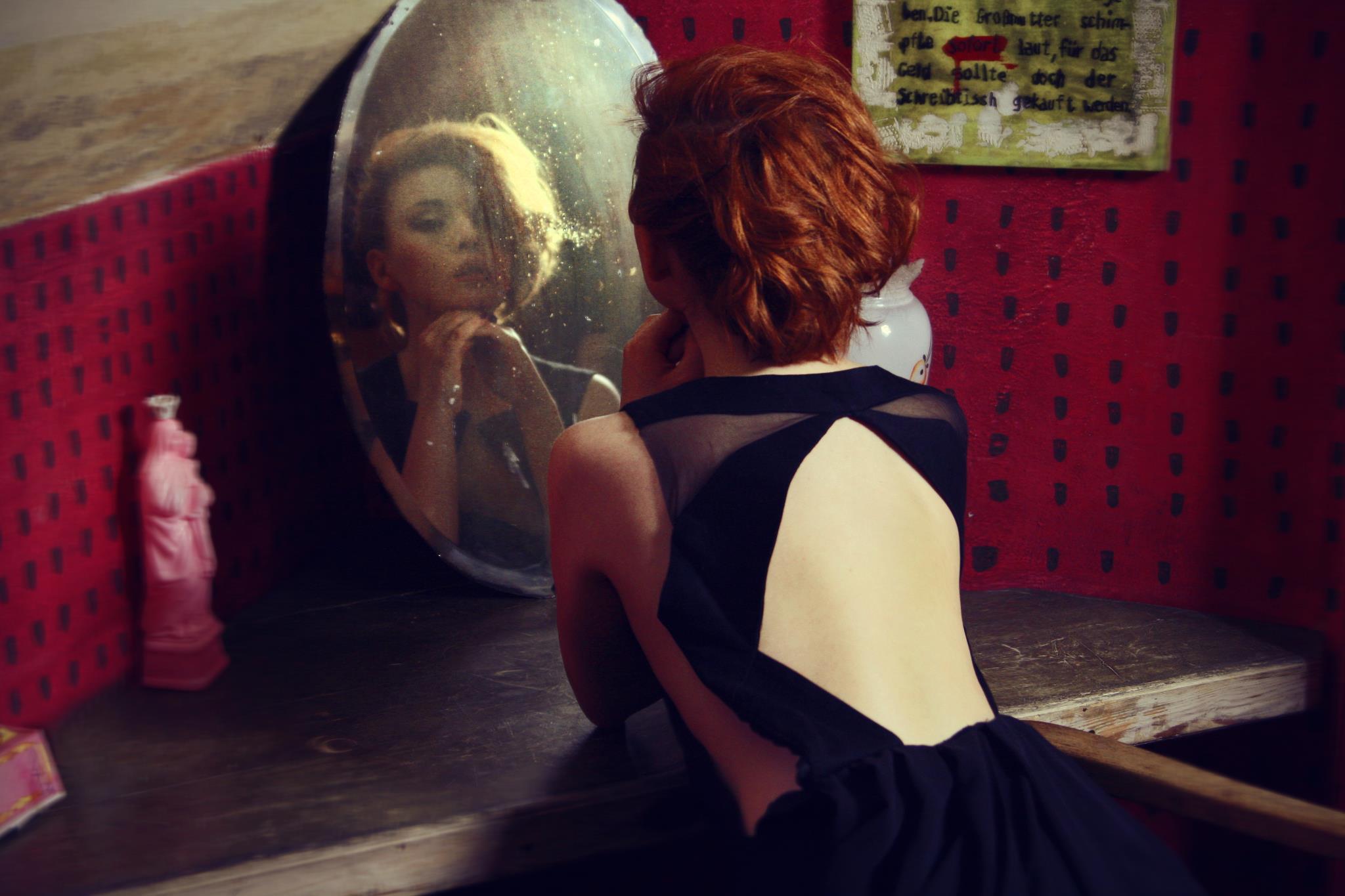 Ненавижу свое отражение. Девушка в зеркале. Рыжая двушка в зеркале. Девушка сидит перед зеркалом. Девушка в отражении зеркала.