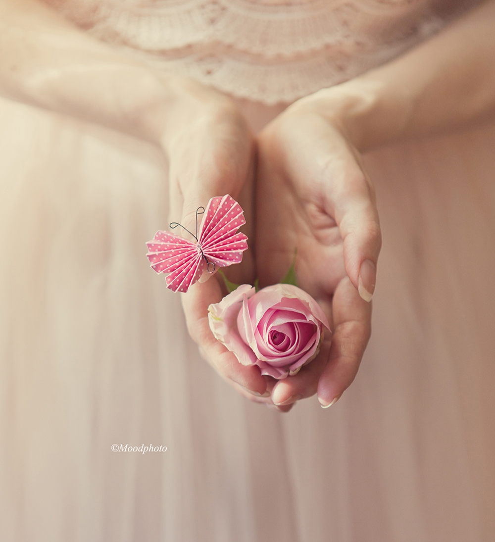 Поздравляю дорогую сердцу женщину. Цветок на руку.. Цветы в ладонях. Красивые цветы в руках. Нежные цветы в руках.