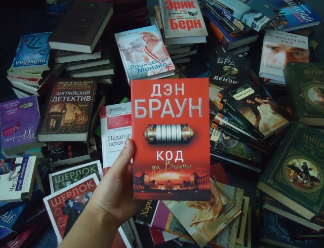 Книга дэна. Дэн Браун коллекция. Дэн Браун книги по порядку список. Дэн Браун коллекция книг. Дэн Браун книги на полке.