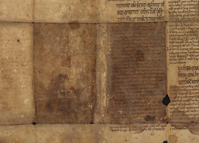 Латинский заголовок и ирландский текст на развернутых листах рукописи