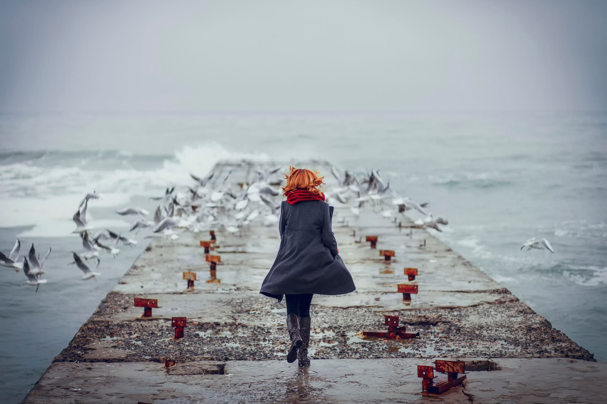 Жить. Фотосессия на море зимой. Девушка на Пристани. Весна одиночество. Девушка уходит в море.