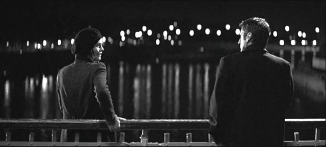 девушка на мосту