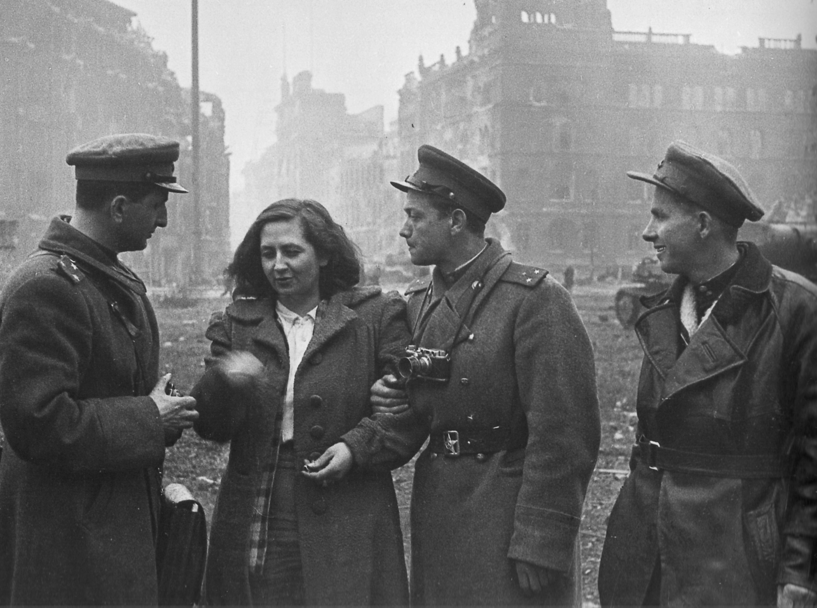 Немецкая душа в россии. Немки в Германии в 1945 и советские солдаты. Русские солдаты и немки в 1945 году. Немецкие женщины в Берлине 1945. Русские в Берлине 1945.