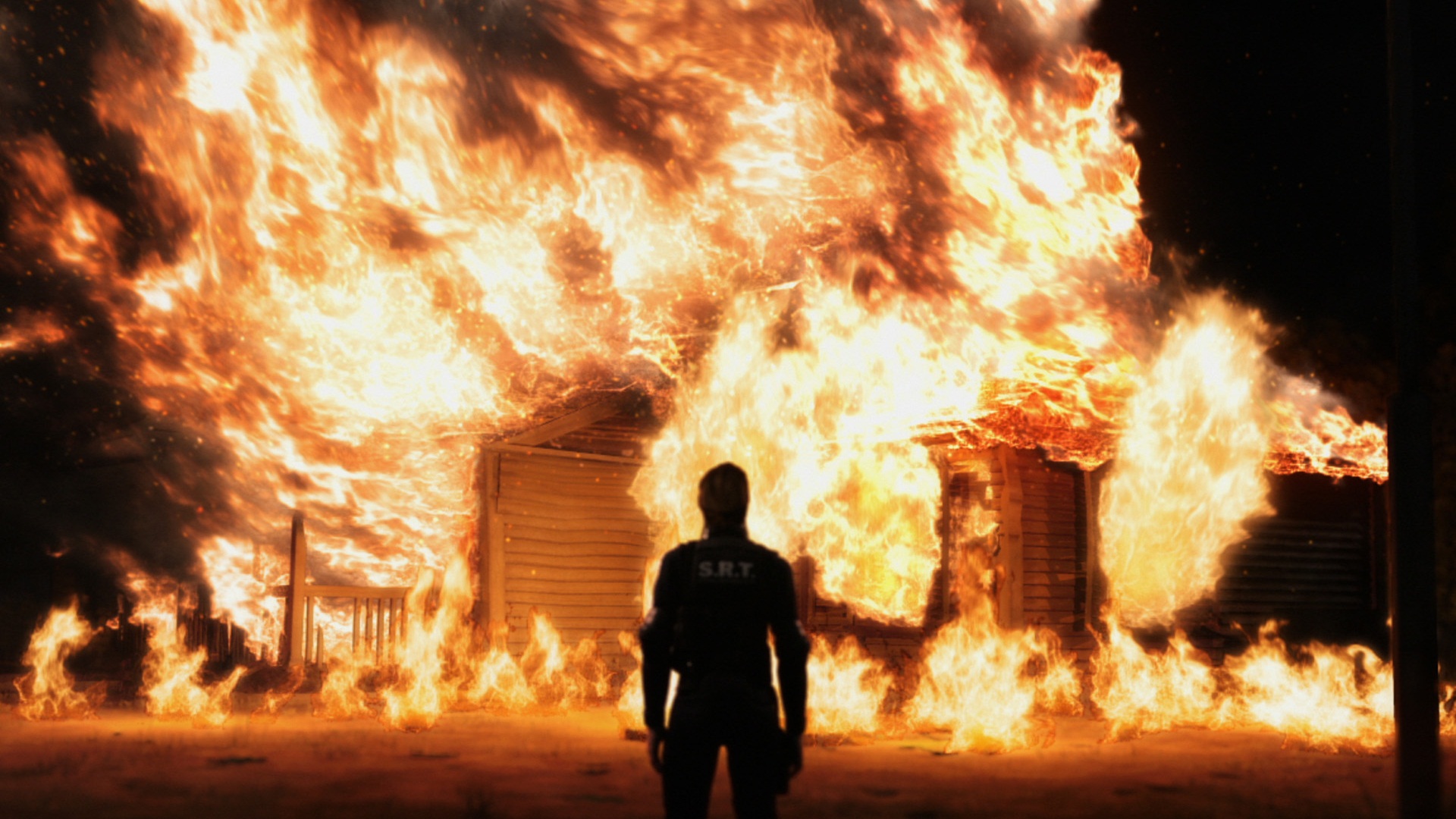 Человек на фоне горящего дома