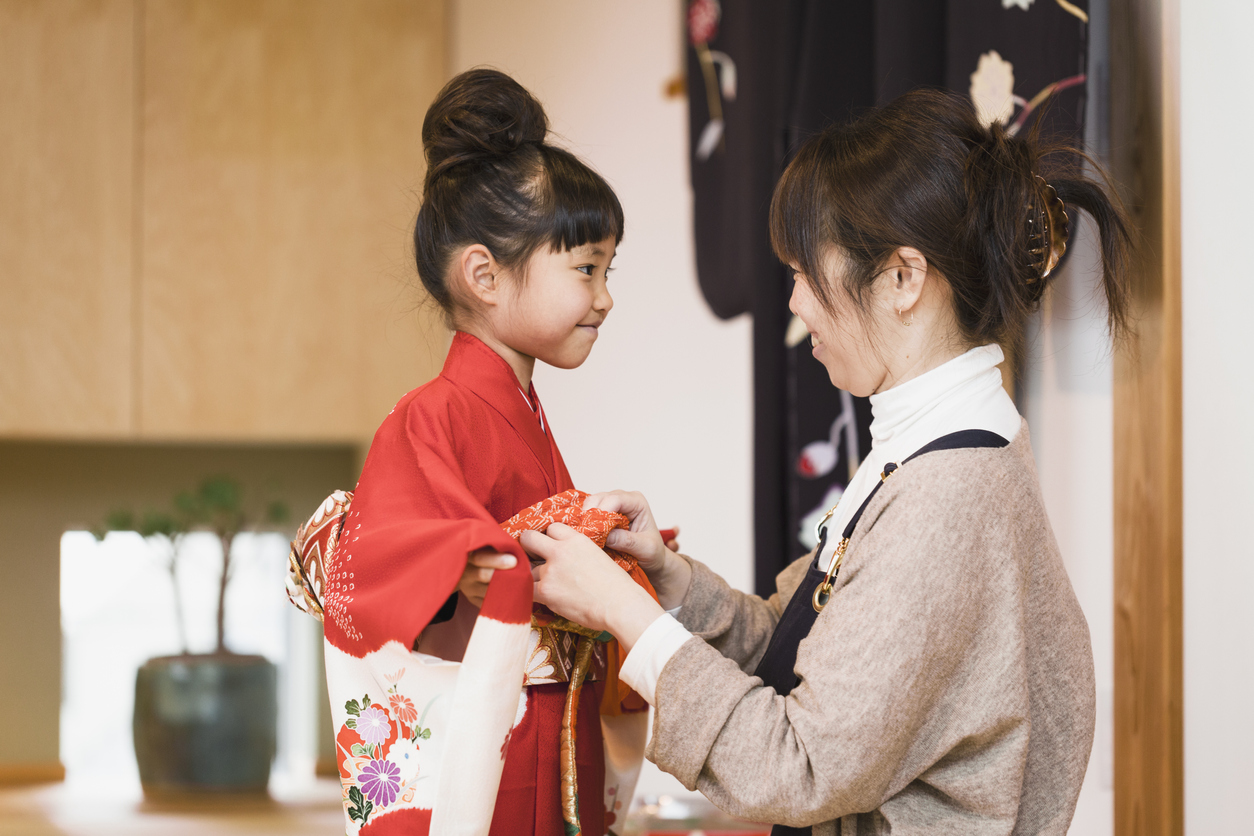 Узнай маму японское. Девушка одевает кимоно. Японская мать. Япония мама кимоно. День матери в кимоно.